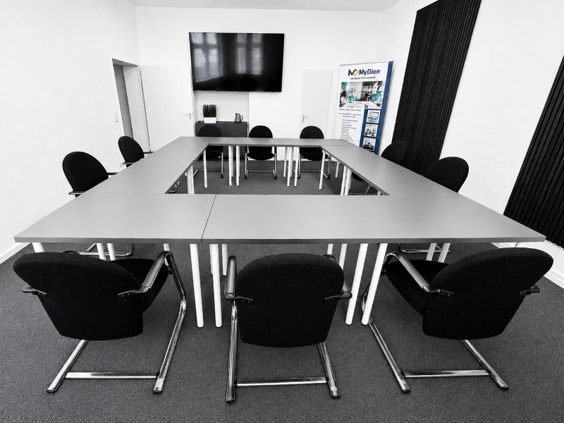 Konferenzstil — alle Teilnehmer sitzen gemeinsam am Tisch