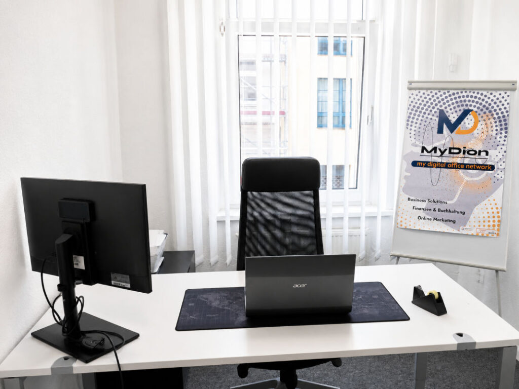 Schreibtisch & Monitor